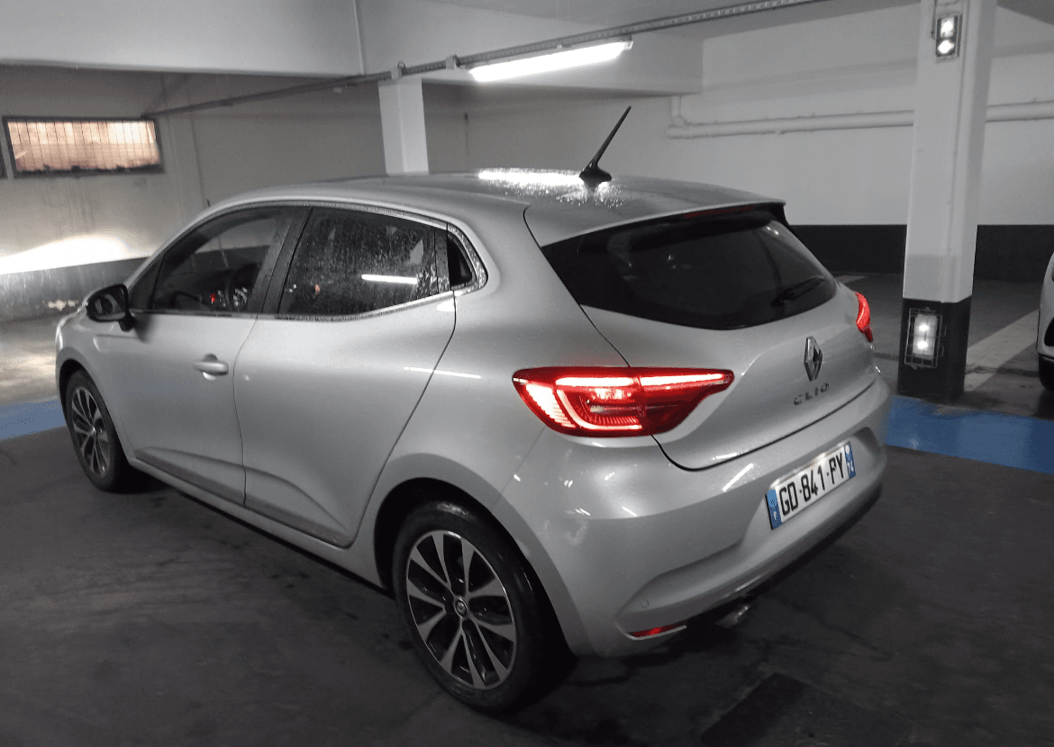 Renault Clio 5 grise, vue arrière trois quarts, en parking couvert